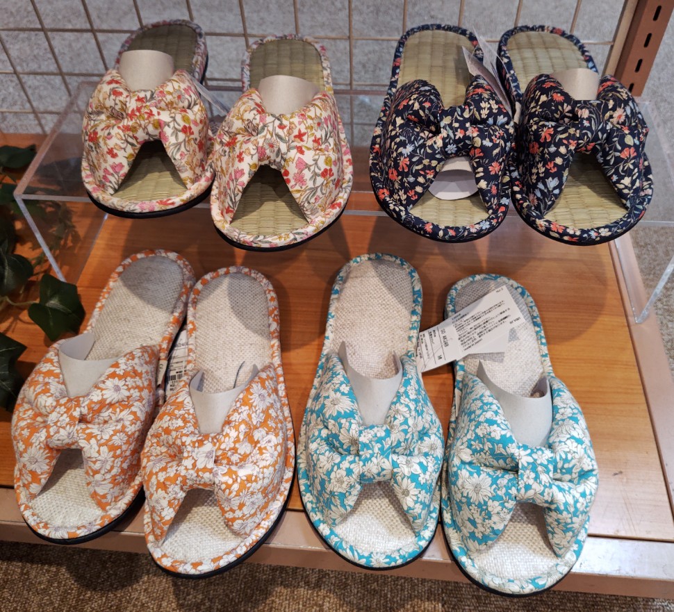 柄も形もとてもオシャレ。畳タイプ(上)とさらっとした布タイプ(下)があります