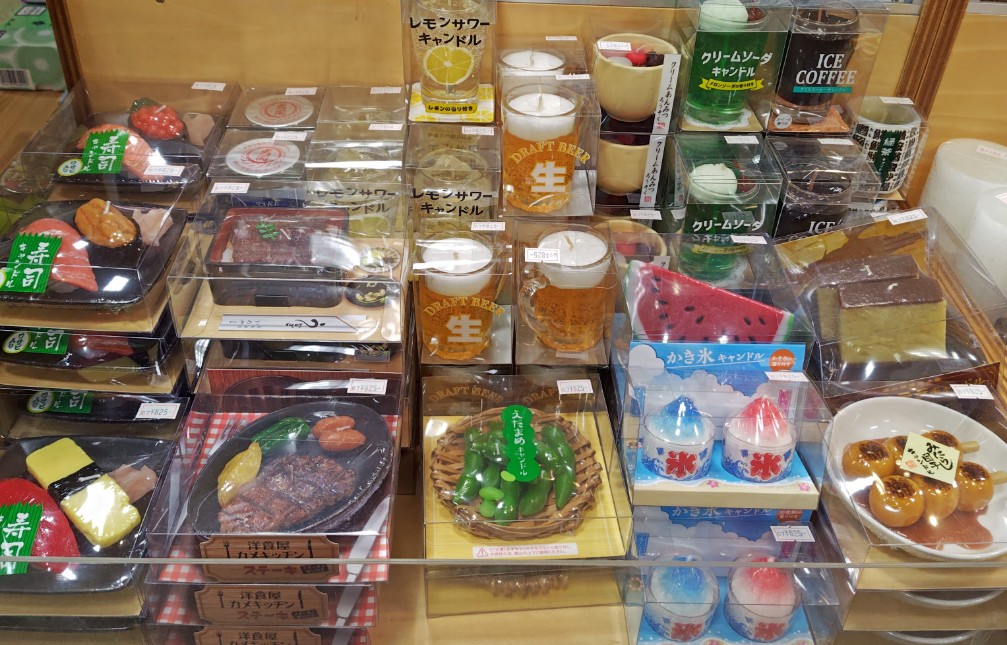 様々な食品を型取ったロウソク。故人様のお好きだった物をお供えしてはいかがでしょうか