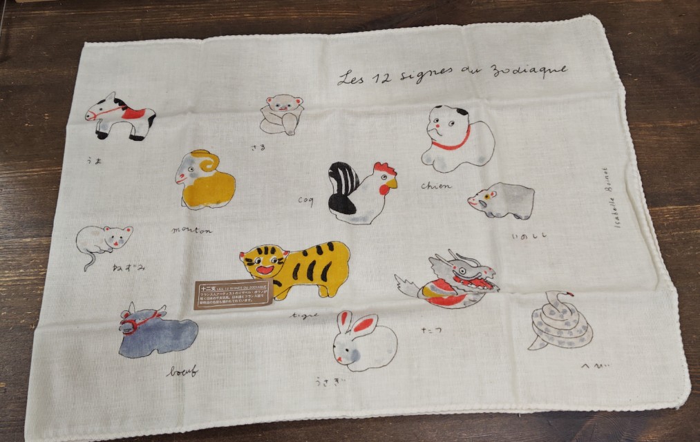 フランス人デザイナーが描いた干支置物のガーゼ手ぬぐい。モダンと懐かしさが絶妙です