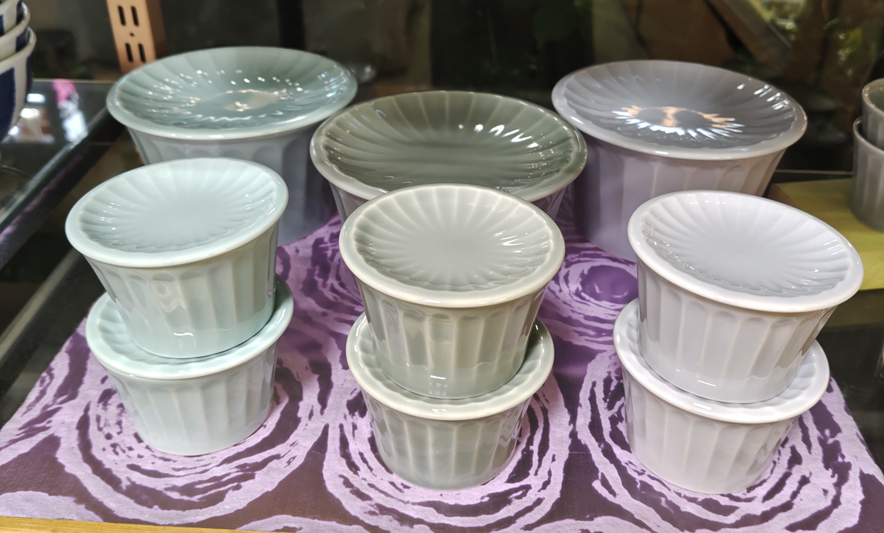 お皿がボウルの蓋になって、セットで使うと保存容器になります。