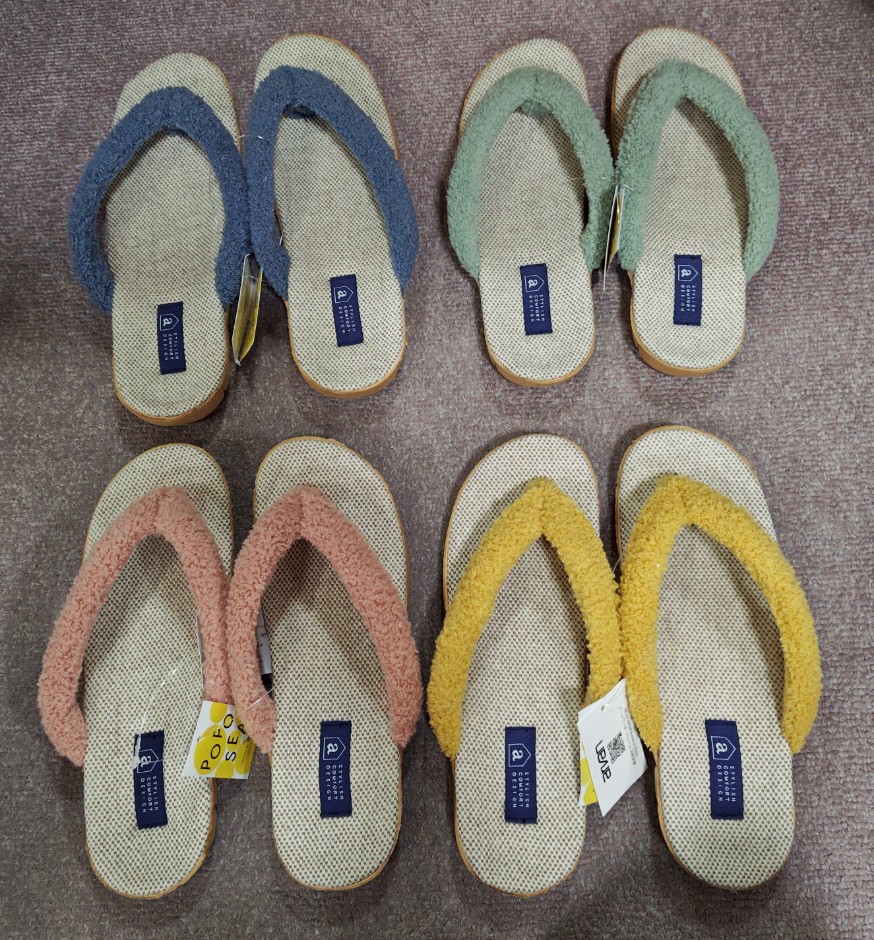 外でも使えます。汚れ、水に強く、静かで滑りにくい。鼻緒が痛くないです。
