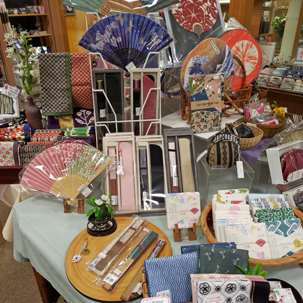 暑い夏の必需品、扇子も入荷してます！