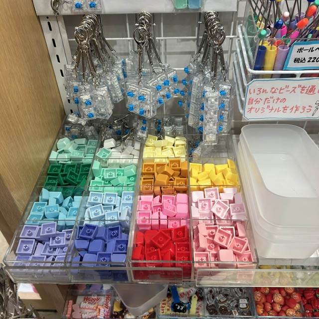 デコパーツコーナー近くにご用意しております。