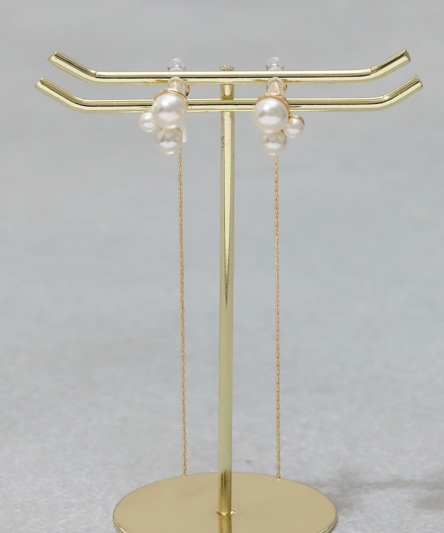 パールライン樹脂イヤリング ￥330(税込)