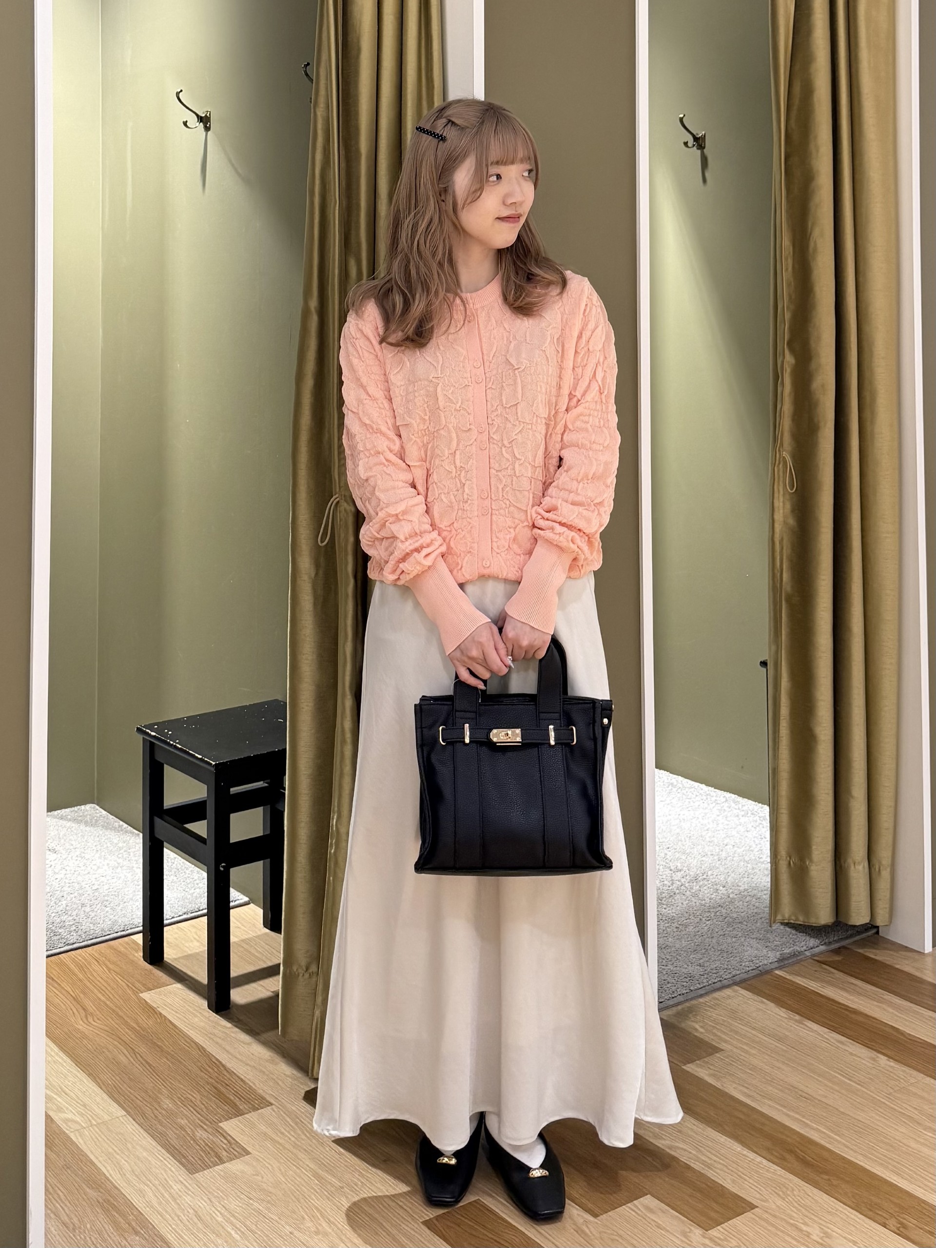 ＃立体感が映えるフェミニンニット