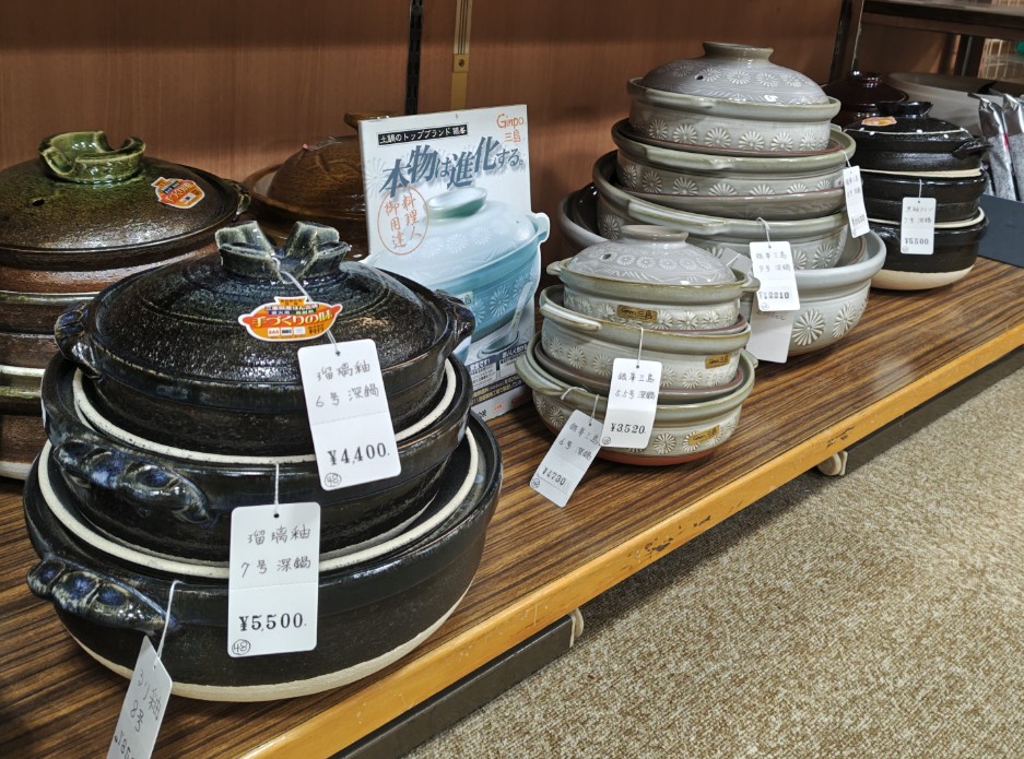 これからの季節には必需品のお鍋も各種ございます。三島の土鍋は丈夫で扱いが楽です