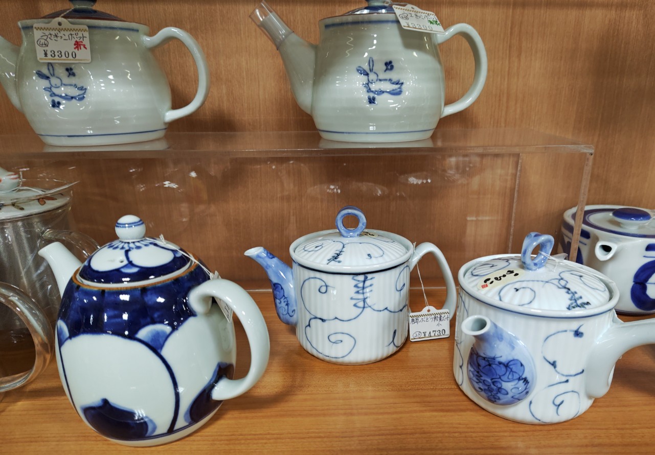 モダンな形は日本茶だけでなく紅茶にも。中にカゴがついているので扱いも楽です。