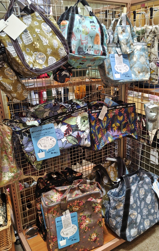 保冷バッグも大きさ、デザイン様々あるので是非見に来てください