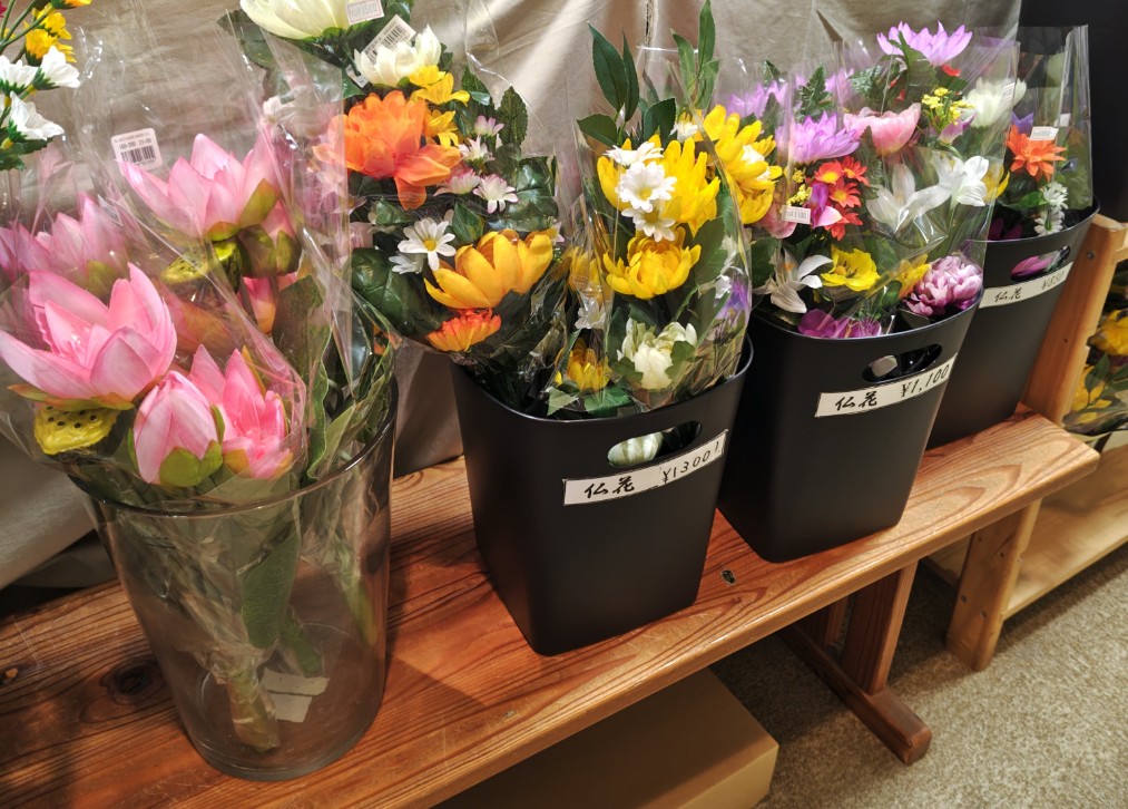 生花がすぐ傷んでしまう夏場は、造花のお供えはいかがでしょうか
