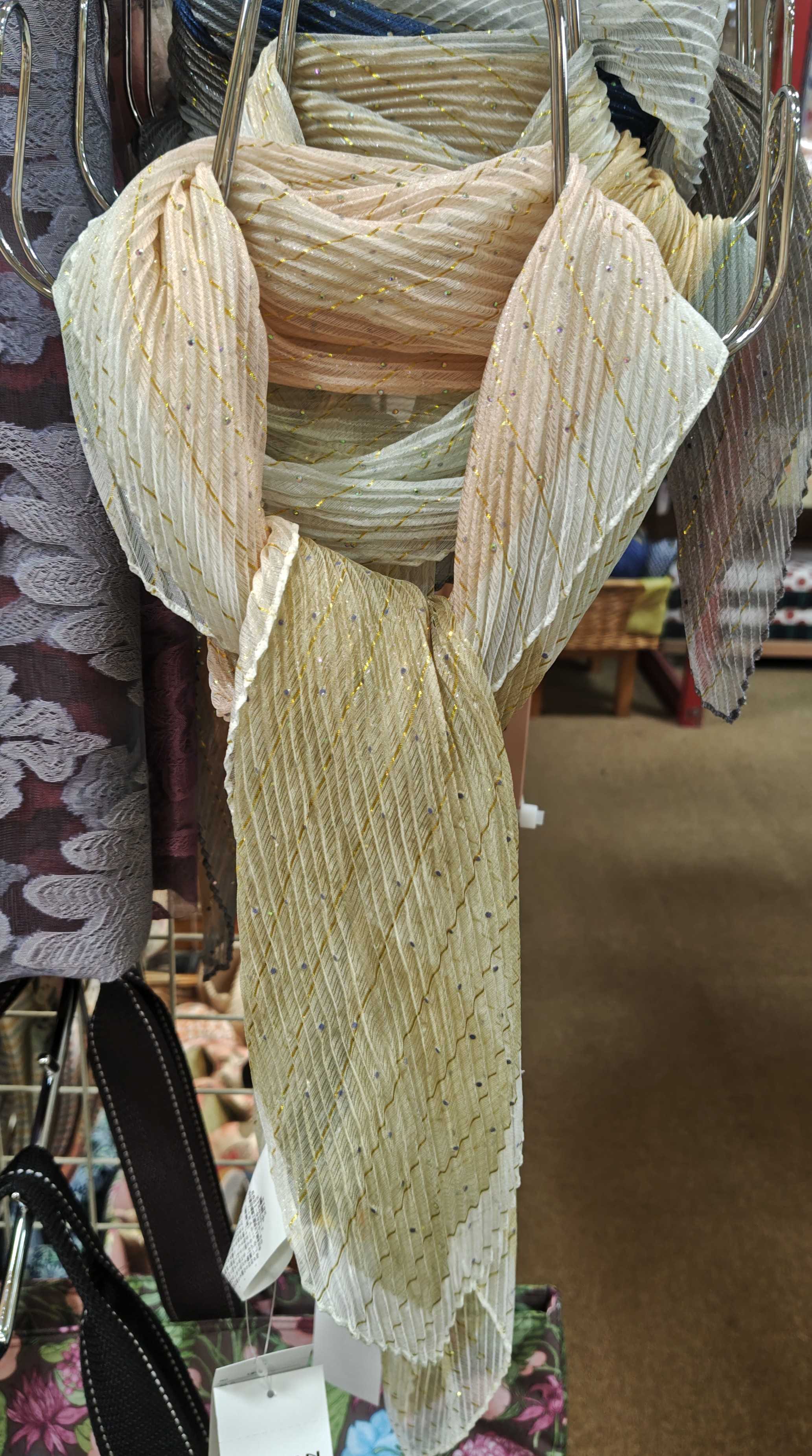 キラキララメの入ったスカーフ。