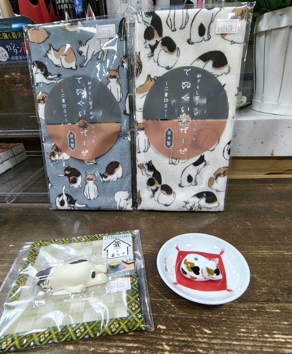 ガーゼ手ぬぐいは色々なポーズの猫が描かれています。(右下)お香立て(左下)置物